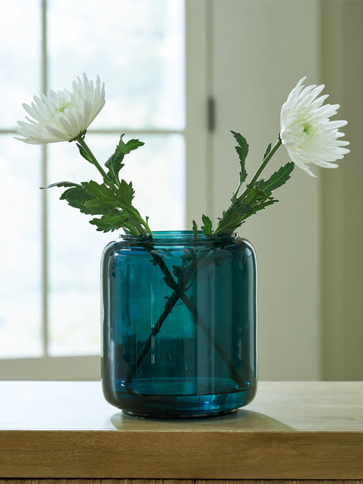 Inisland Vase - Furniture Land (Milwaukee, WI)