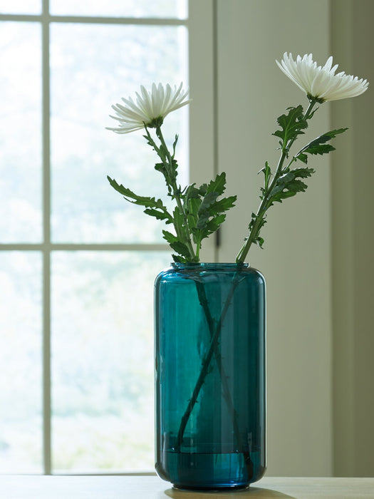 Inisland Vase - Furniture Land (Milwaukee, WI)